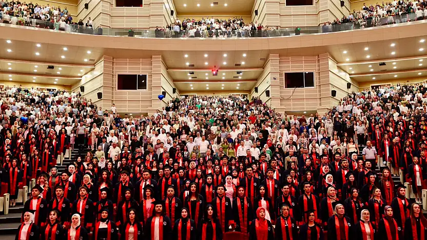 ERÜ Sağlık Hizmetleri Meslek Yüksekokulu, yeni mezunlarını verdi