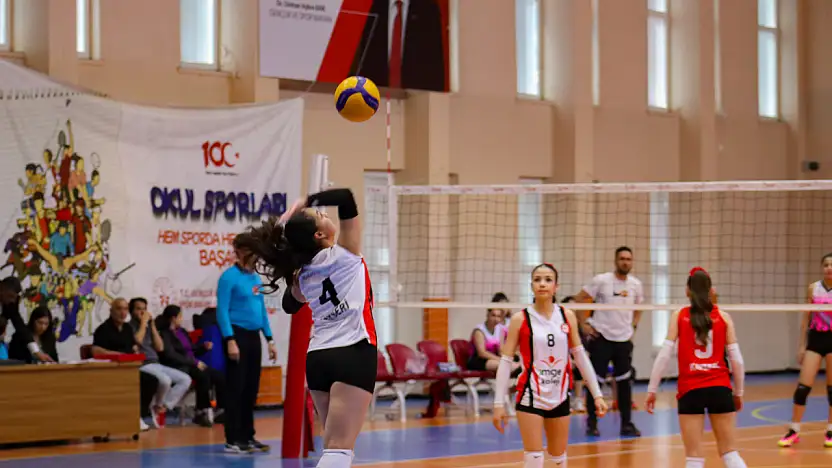 Genç voleybolcular il birinciliğinde kıyasıya yarıştı
