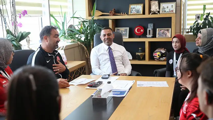 Hamza Yerlikaya, şampiyonları kutladı