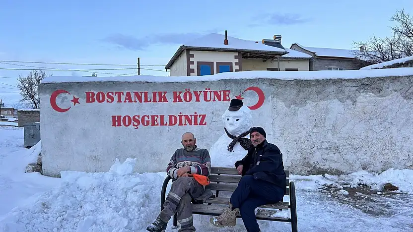 Kayseri'de karın keyfini kardan adam yaparak çıkardılar