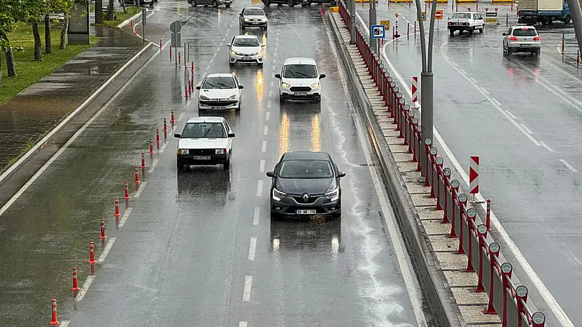 Kayseri'de Sağanak Yağış Hayatı Olumsuz Etkiledi