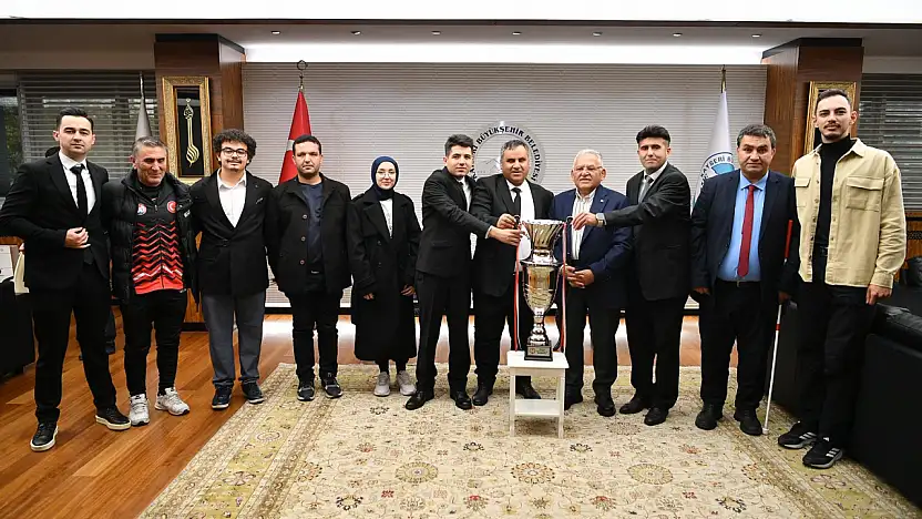 Kayseri Görme Engelliler Kulübü'nden Başkan Büyükkılıç'a Şampiyonluk Ziyareti