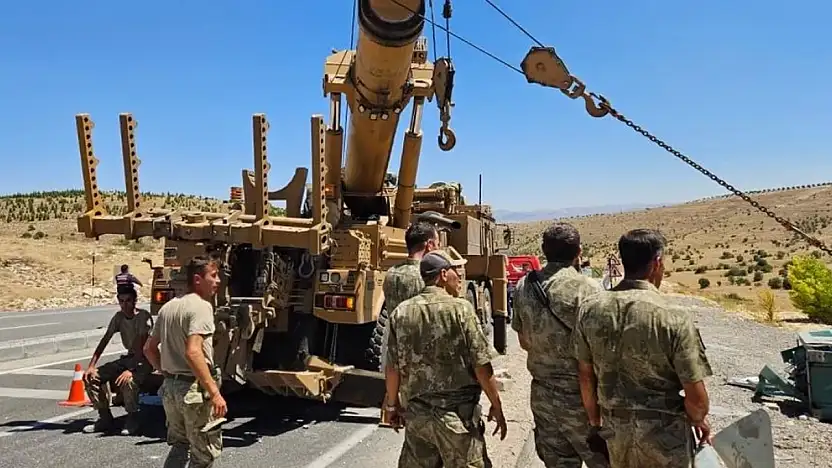 Kayseri-Malatya kara yolunda askeri araç devrildi: 2 asker yaralı