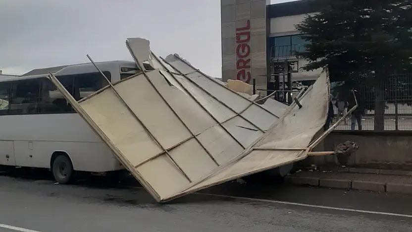 Kayseri OSB'de rüzgar fabrika tentesini söküp savurdu