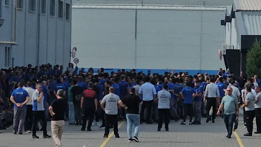 Kayseri OSB'de yatak fabrikasında işçiler fabrika önünde bekletiliyor: DİSK görüşmesi engellendi