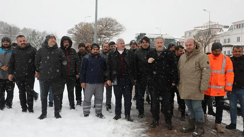 Melikgazi'de karla mücadele devam ediyor