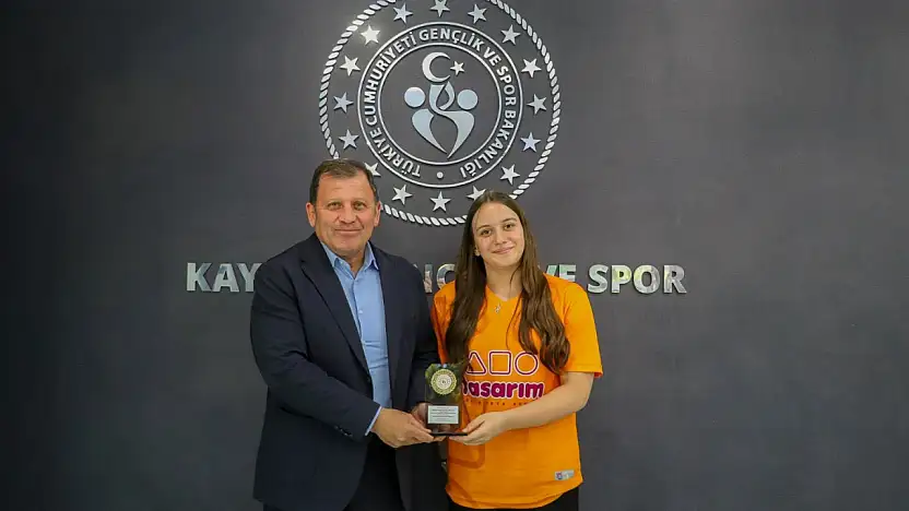 Milli yüzücü Berilay Batur'dan Bulgaristan'da üç madalya