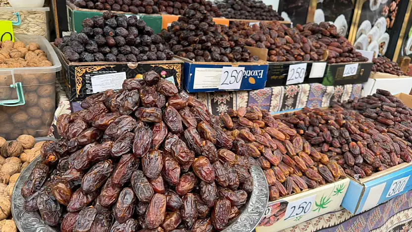 Ramazan ayının gözdesi hurma tezgahlardaki yerini aldı