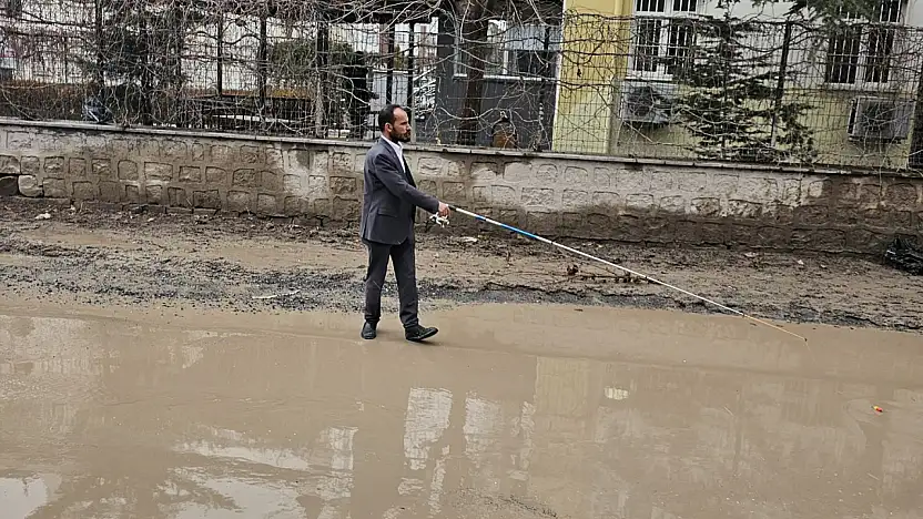 SP'li Onat, suyla kaplanan yolda oltayla tepki gösterdi