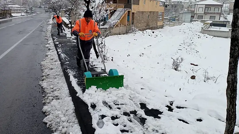 Talas'ta Karla mücadele aralıksız sürüyor