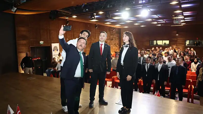 Vali Çiçek, AGÜ öğrencileriyle söyleşide buluştu