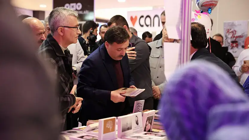 Vali Çiçek Kitap fuarında