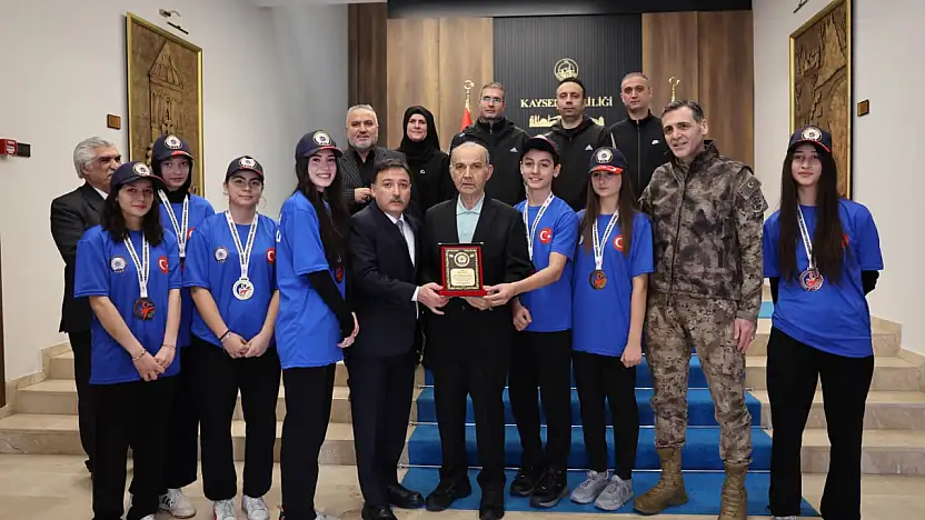 Vali Çiçek'ten Tekvandoculara tebrik