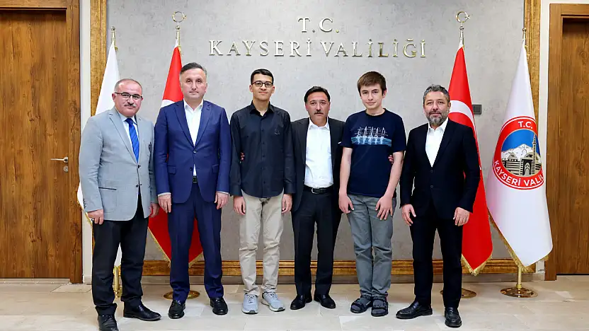 Vali Gökmen Çiçek, YKS'de dereceye giren öğrencileri makamında kabul etti