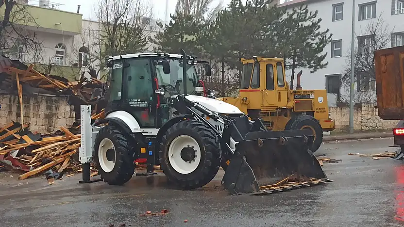 Yahyalı'da şiddetli rüzgar ve sağanak hayatı olumsuz etkiledi