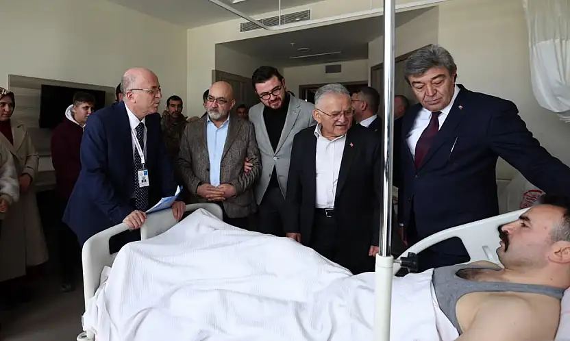 AK Parti heyetinden yaralı polise ziyaret