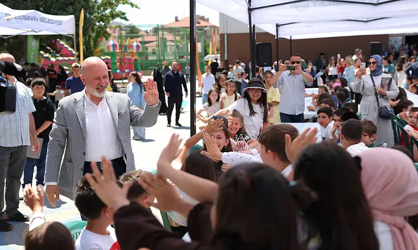 Başkan Çolakbayrakdar Öğrencilerin Karne Sevincine Ortak Oldu