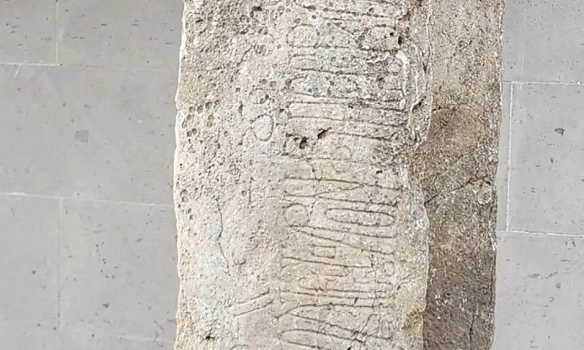 Belgesel çekerken tarihi yazıt buldu