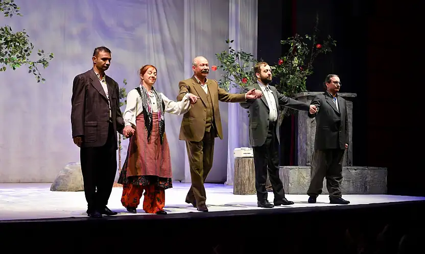 Büyükkılıç ve Çiçek'ten 'Aşık Veysel' oyunu ziyareti