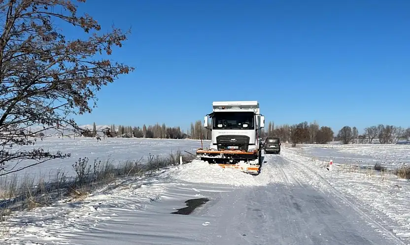 Büyükşehir'den kar mesaisi: Kırsalda kapalı yol kalmadı
