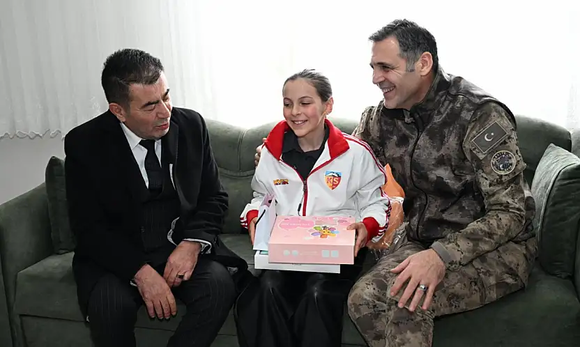Emniyet Müdürü Aydın'dan şehit kızına karne hediyesi