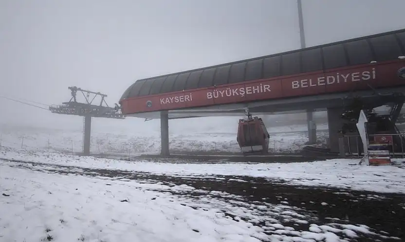 Erciyes'e yeniden kar yağdı: Turizmcilerin yüzü güldü