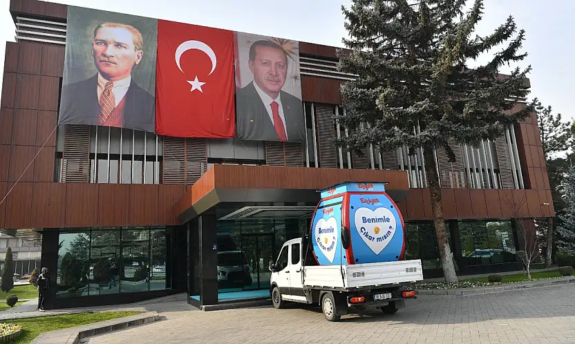 Erciyes'in yazlı gondolu Kayseri sokaklarında