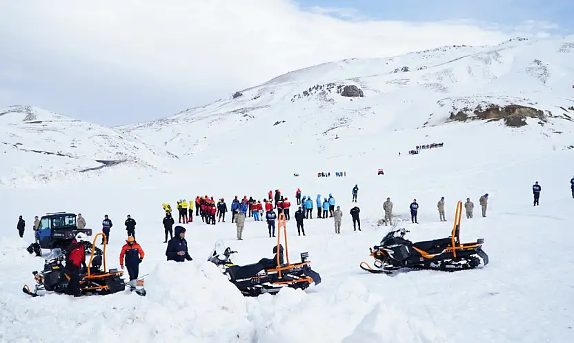 Erciyes'te gerçeği aratmayan çığ tatbikatı