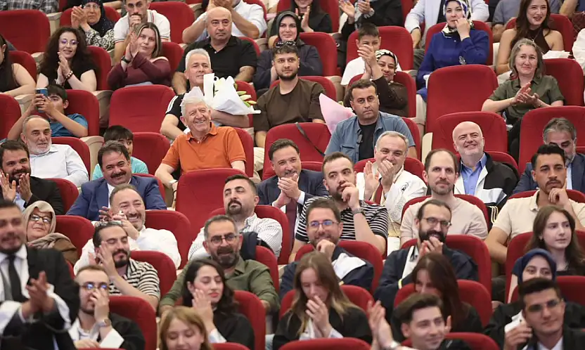 ERÜ İletişim Fakültesi'nde Mezuniyet Coşkusu