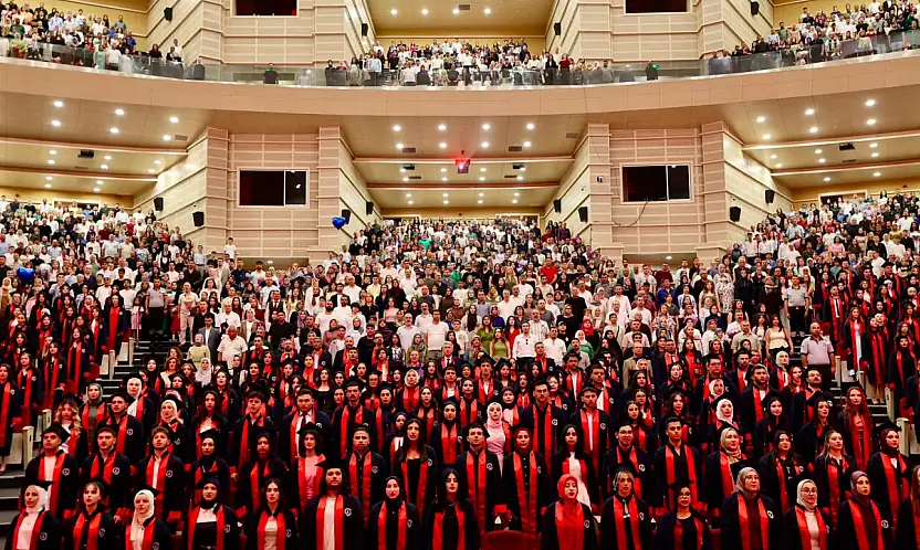 ERÜ Sağlık Hizmetleri Meslek Yüksekokulu, yeni mezunlarını verdi