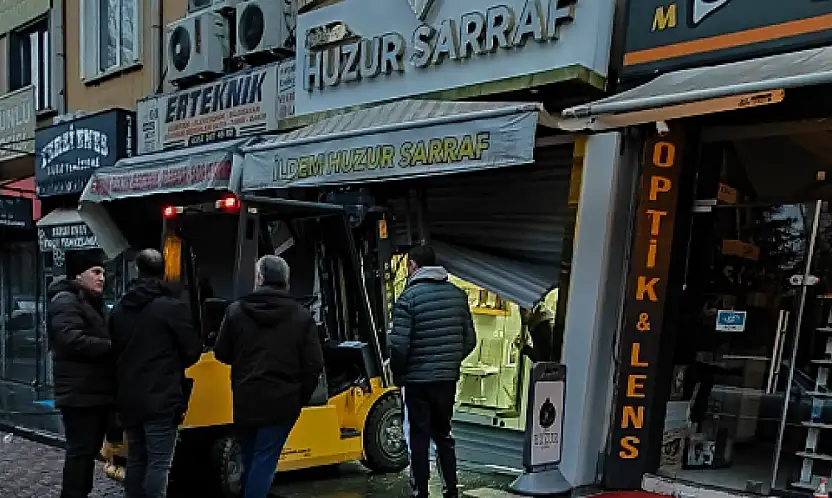 Forkliftle kuyumcu dükkanının kepengini açıp hırsızlık yaptı