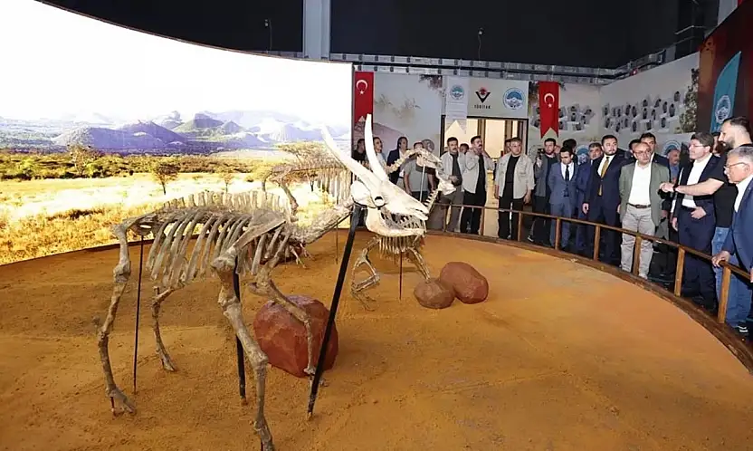 Kayseri Büyükşehir'den Adalet Bakanı Tunç'a fosil sunumu