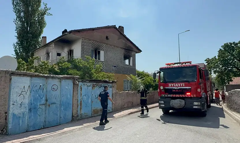 Kayseri'de 2 katlı binada yangın