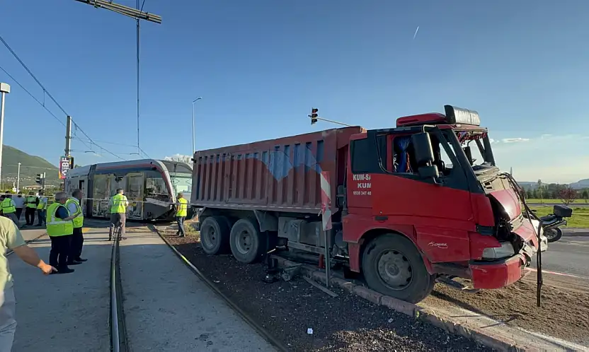 Kayseri'de Tramvay ile Kamyon Çarpıştı: 5 Yaralı