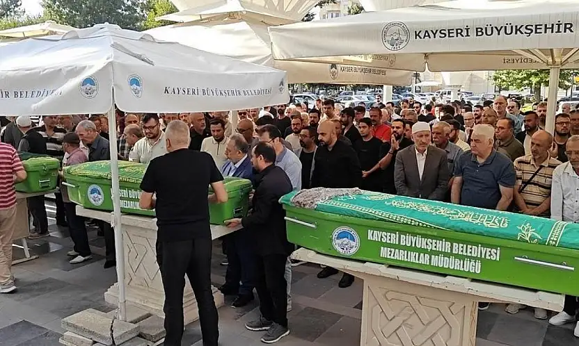 Kayseri'de yürek burkan veda: Aile üyeleri yan yana toprağa verildi