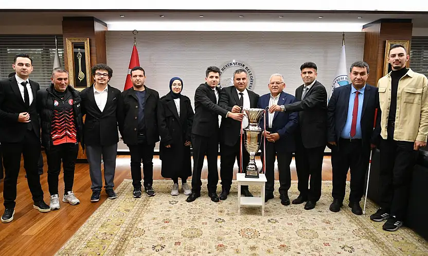 Kayseri Görme Engelliler Kulübü'nden Başkan Büyükkılıç'a Şampiyonluk Ziyareti