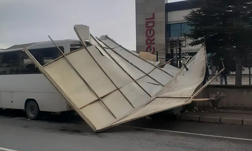 Kayseri OSB'de rüzgar fabrika tentesini söküp savurdu