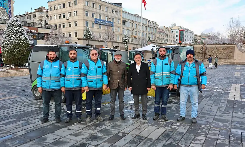 Kocasinan'da karla mücadele 24 saat sürüyor