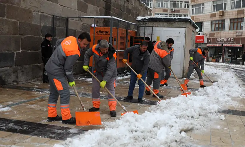 Melikgazi'de Karla mücadele çalışmaları sürüyor