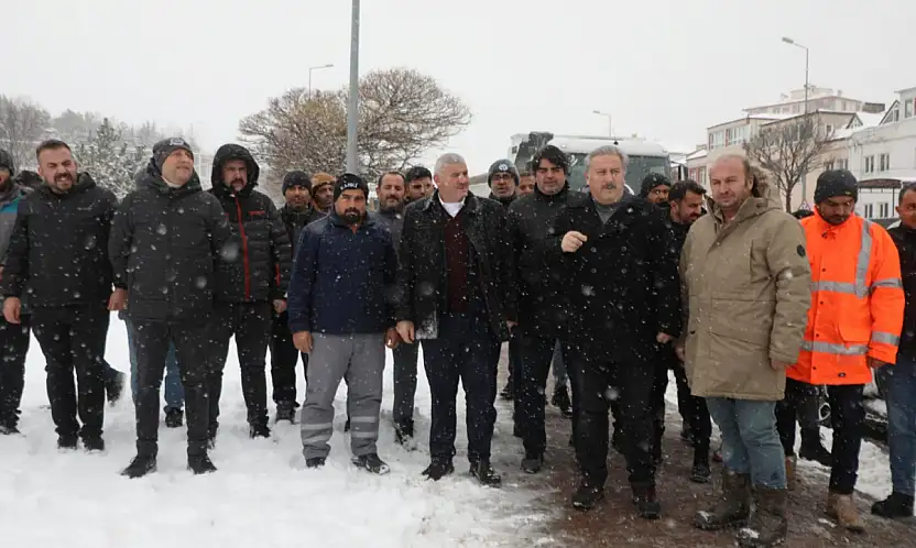 Melikgazi'de karla mücadele devam ediyor
