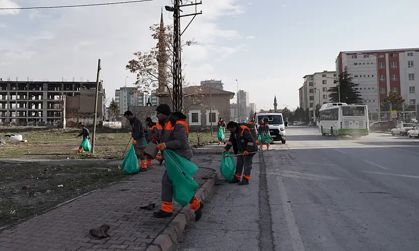 Melikgazi'de şiddetli rüzgarın izleri temizlendi