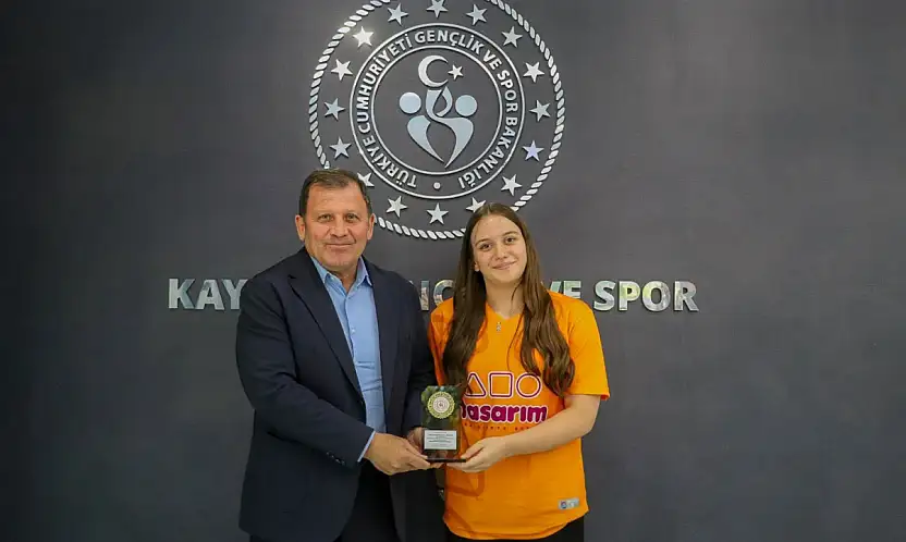 Milli yüzücü Berilay Batur'dan Bulgaristan'da üç madalya