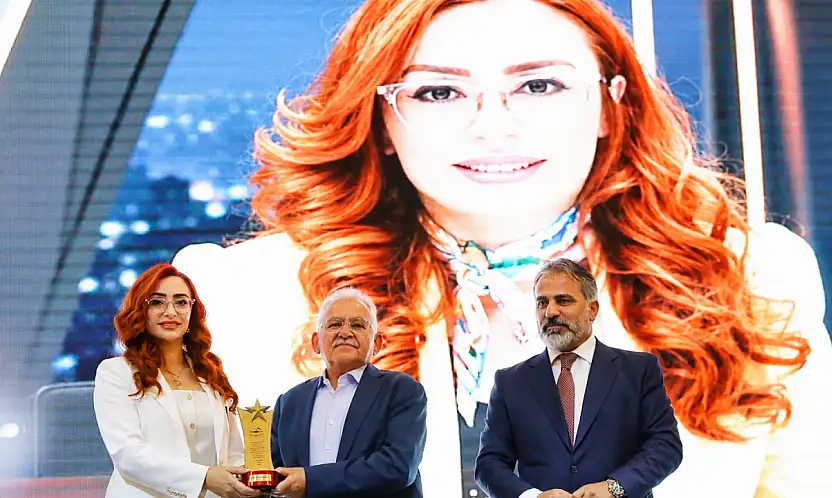 Nüans Medya Genel Yayın Yönetmeni Duygu Uludaşdemir'e büyük onur