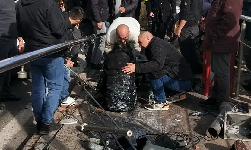 Otomobil yayalara çarptı