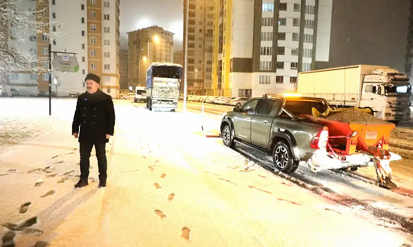 Palancıoğlu gün doğmadan kar mesaisinde