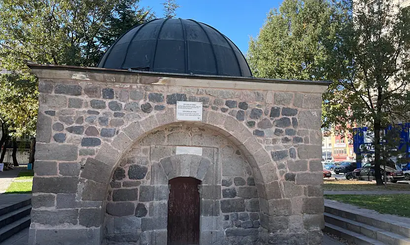 Şeyh Seyfullah Türbesi zamana direniyor