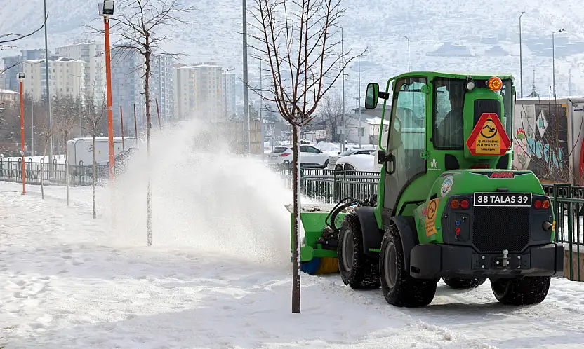 Talas Belediyesi Karla Mücadelede gece gündüz sahada