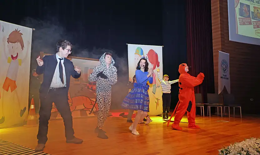 Talas'ta çocuklar tiyatro gösterisi ile eğlendi