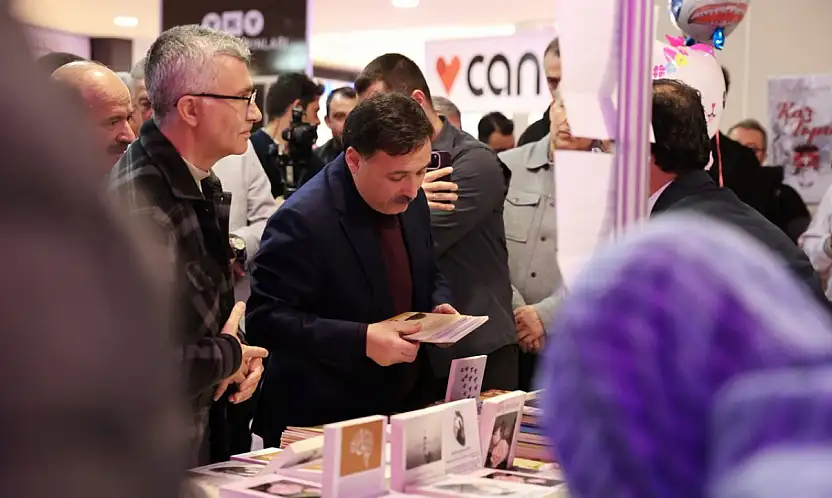 Vali Çiçek Kitap fuarında