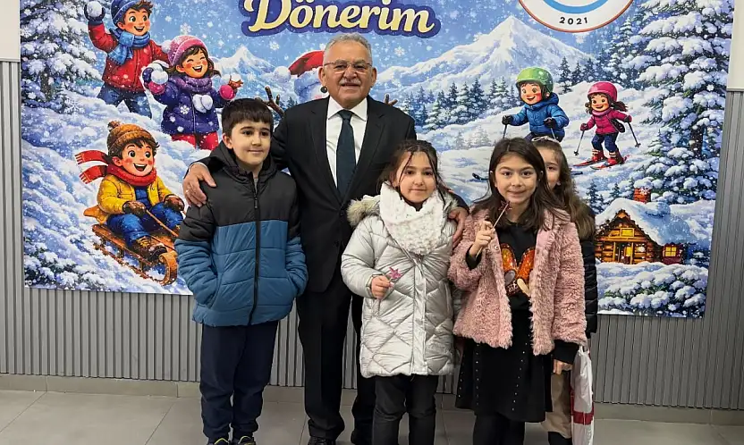 Vali Çiçek ve Başkan Büyükkılıç öğrencilerin karne sevincine ortak oldu